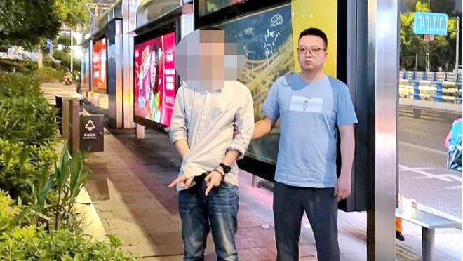 ?绷不住了？杰克逊“抽象”合集：手抛球违例+被对手绊倒……